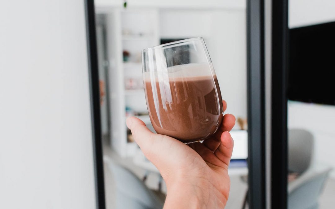 Batido proteico de chocolate y plátano