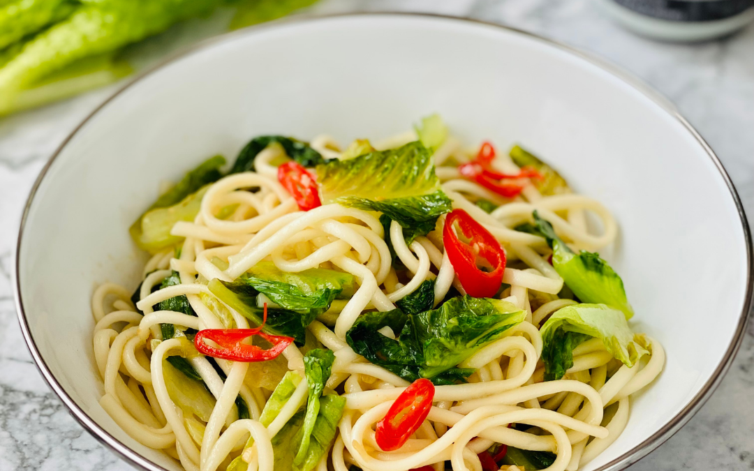 Fideos Udon con lechuga salteada